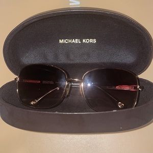 NWOT Michael Kors sunglasses with case and lens cleaner🔥🔥
